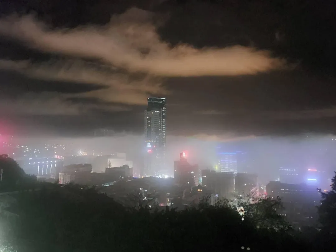 從高處遠眺基隆市,可以看到市區瀰漫在濃霧之中。(圖/中天新聞)