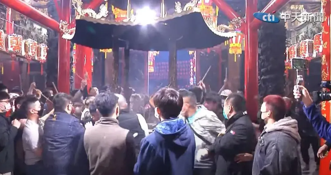 搶頭香是台灣新年之夜的習俗。(圖/中天新聞)
