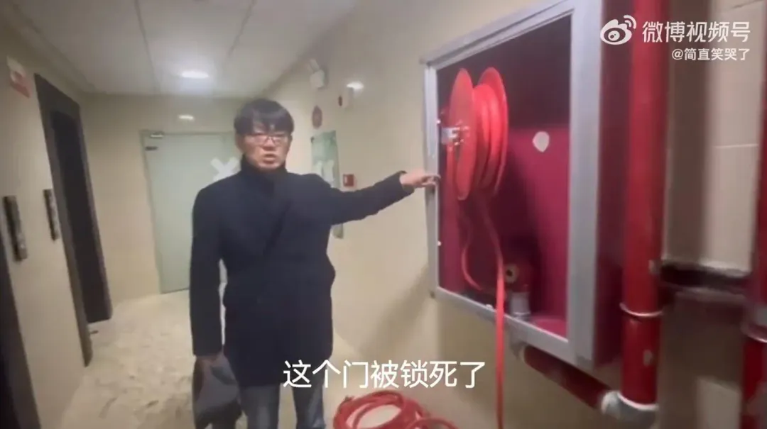 死者兒子悲訴消防栓鎖死害母親枉死(圖/翻攝微博)
