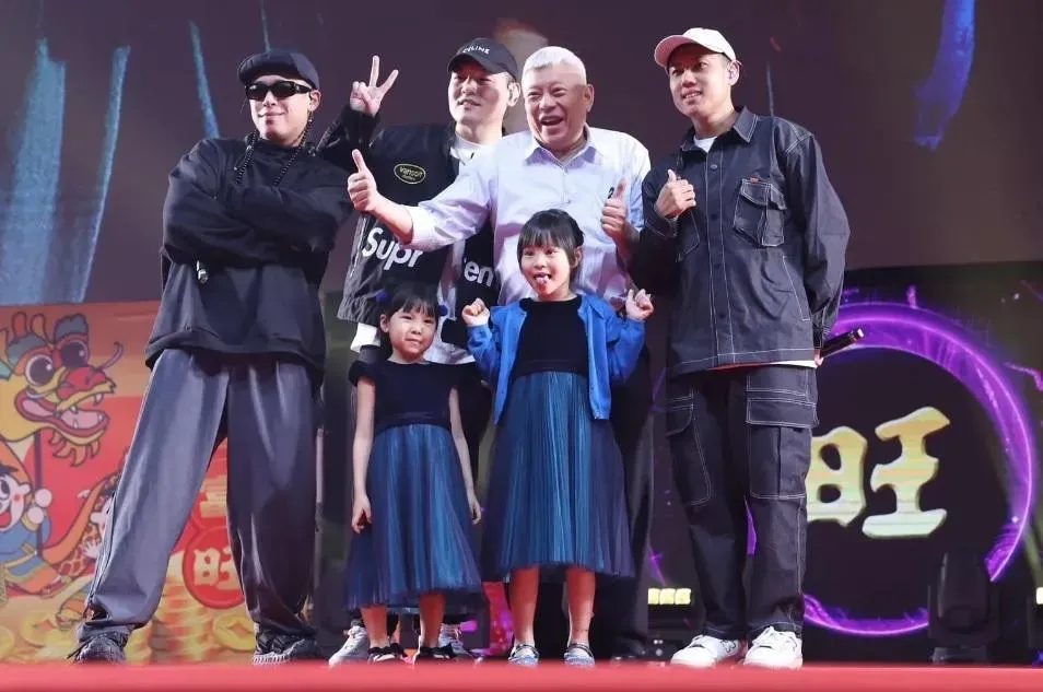 旺旺集團31日舉行歲末尾牙餐會,董事長蔡衍明致詞時呼籲民進黨是時候開啟兩岸大交流(攝自中天新聞)