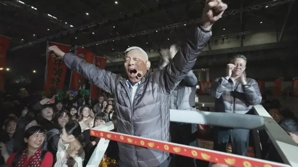 旺旺集團31日舉行歲末尾牙餐會,董事長蔡衍明致詞時呼籲民進黨是時候開啟兩岸大交流(攝自中天新聞)