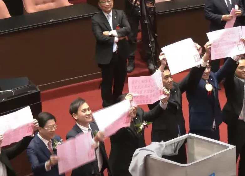 為避免跑票，國民黨立委直接亮票。（圖／中天新聞）