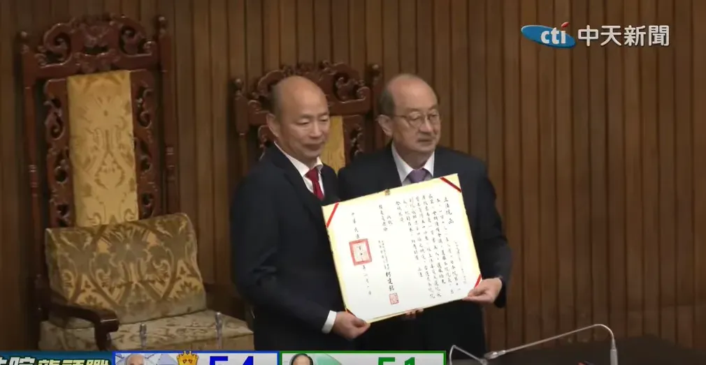 韓國瑜從柯建銘手中領取當選證書。(圖/中天新聞)