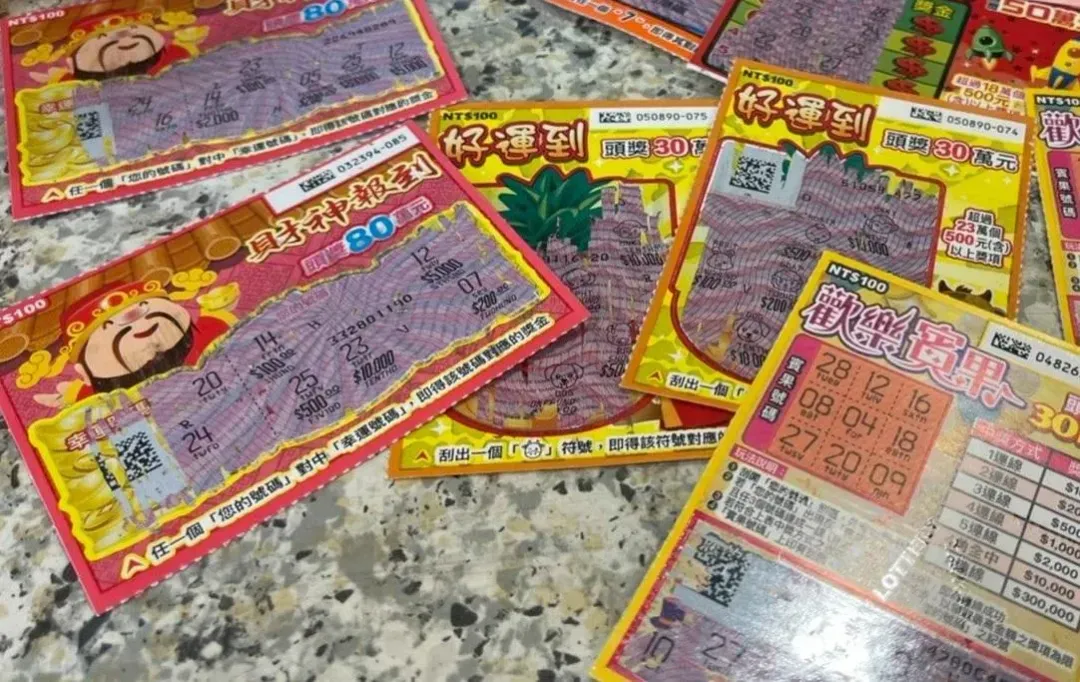 資深彩券行員工在網路上分享刮刮樂中獎經驗。(圖/陳儷文攝)