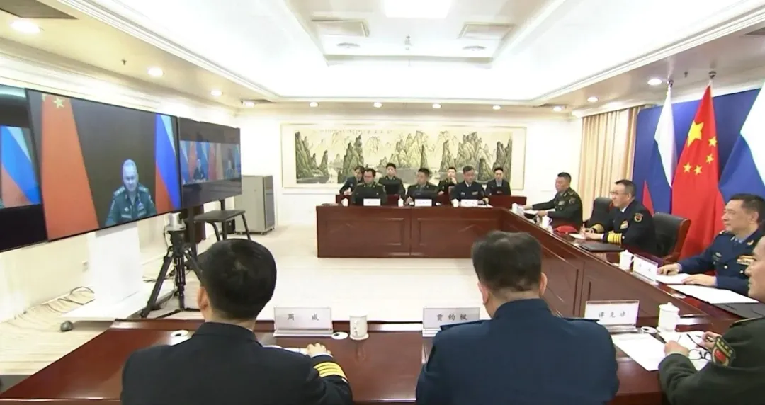 董軍就任後即與俄防長蕭伊古視訊,顯示中俄高度互信。(圖/翻攝央視新聞)