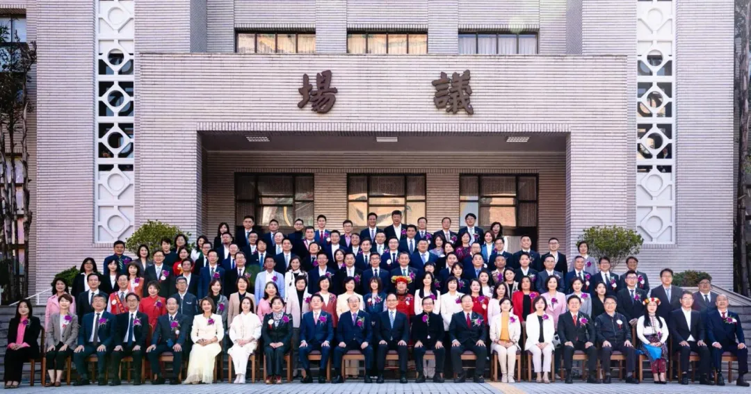 第11屆立委在1日報到時大合照。(圖/蔡英文臉書)