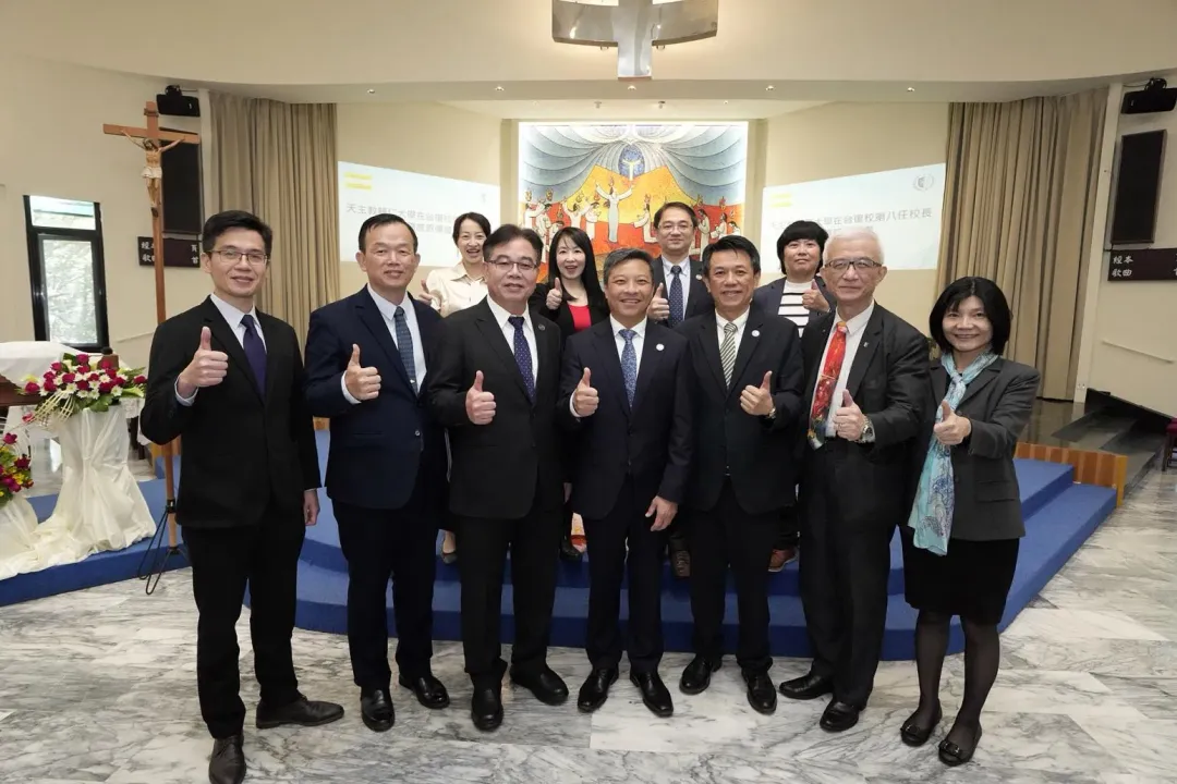藍易振校長與行政團隊主管合影,未來共同打拚。(圖/輔仁大學提供)