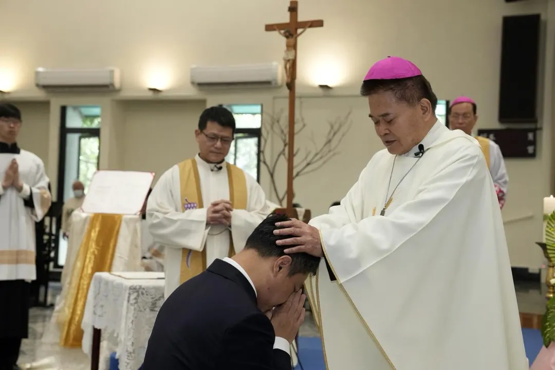 藍易振教授進行信德宣誓,象徵他向天主宣誓,他相信天主教所相信的真理以及教會的訓導,並依此管理學校。(圖/輔仁大學提供)