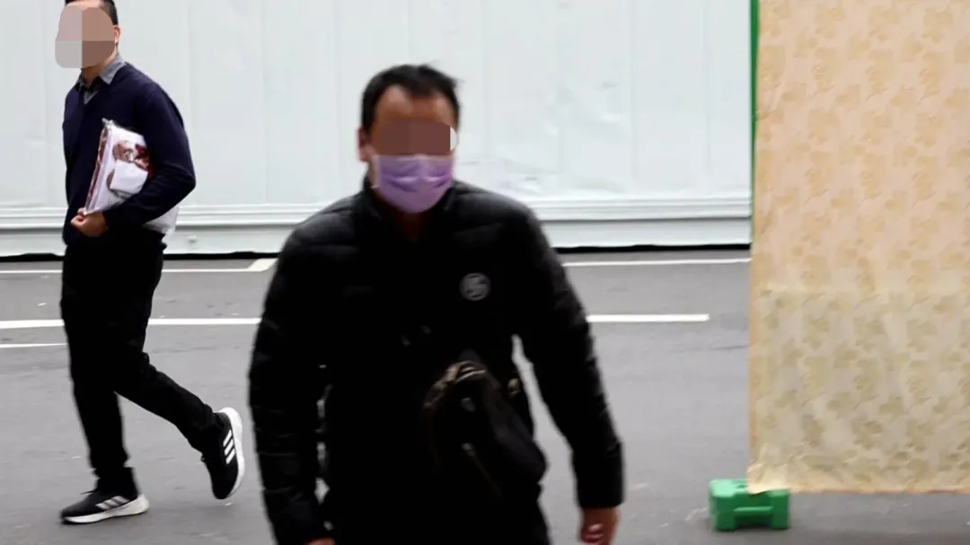 男嬰爸眼眶滿是淚水。(圖/記者程正邦攝)