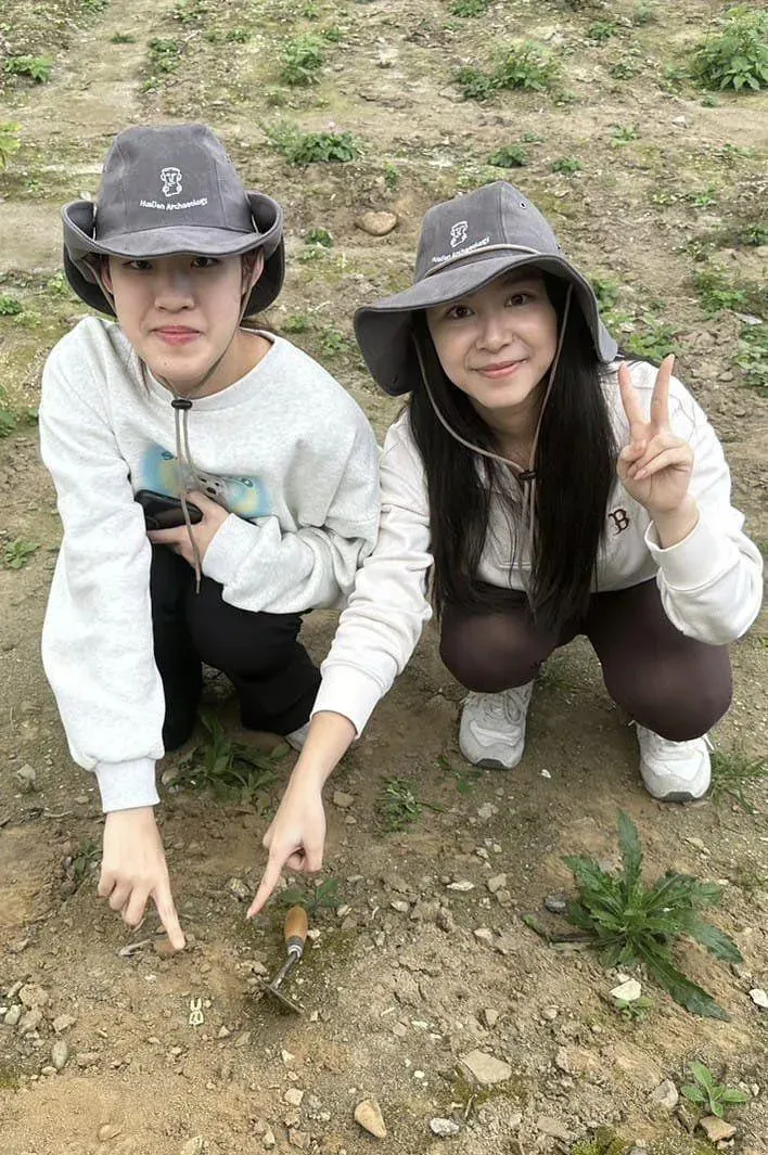 發現人獸形玉玦的清大學生。(圖/清大考古FB)