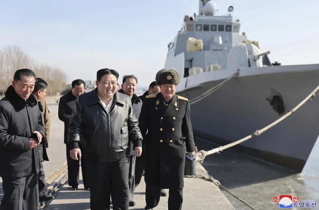 金正恩視察南浦一家造船廠（圖／美聯社）