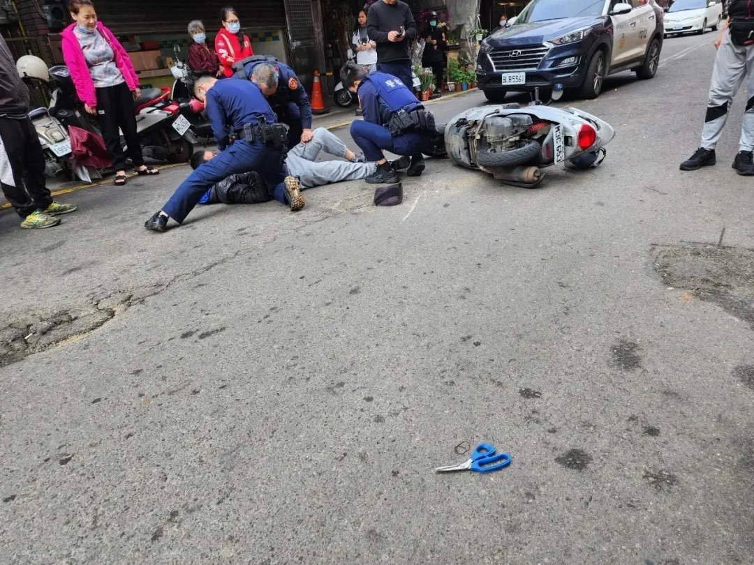 搶匪用剪刀剪斷婦人背包行搶，被逮時凶器掉在地上。（圖／翻攝畫面）