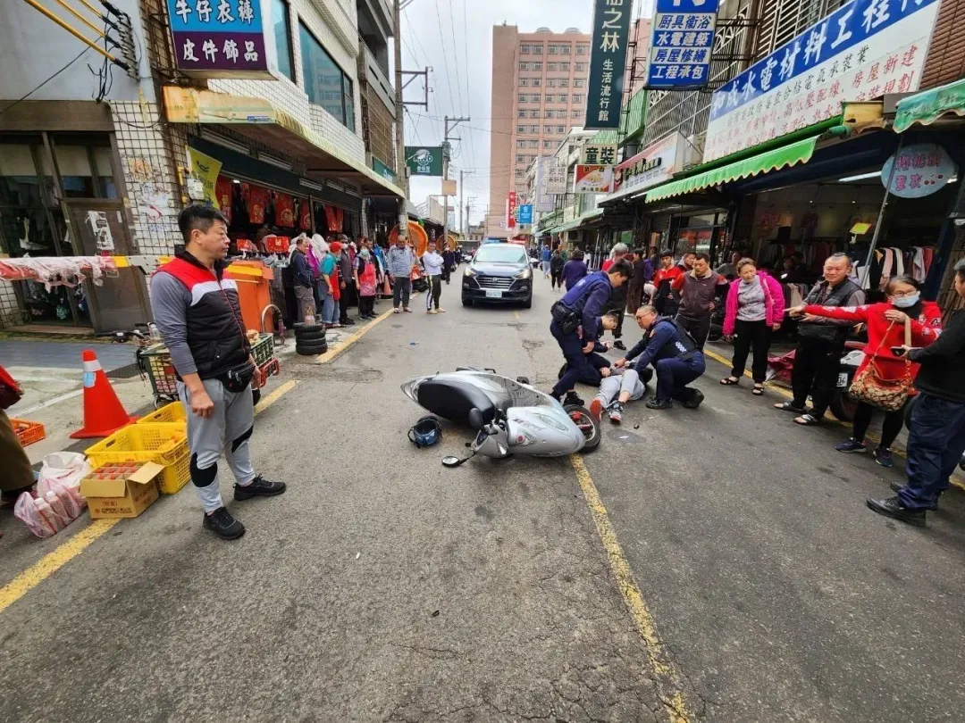 搶案現場聚集許多圍觀民眾議論紛紛。（圖／翻攝畫面）