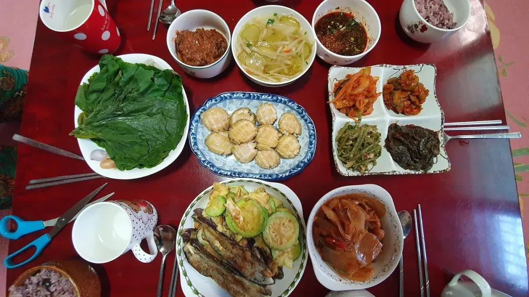 因應蛇年到來,年夜飯餐桌可準備紅蘿蔔、蔥、芹菜、青蒜等。(示意圖/Pixabay)