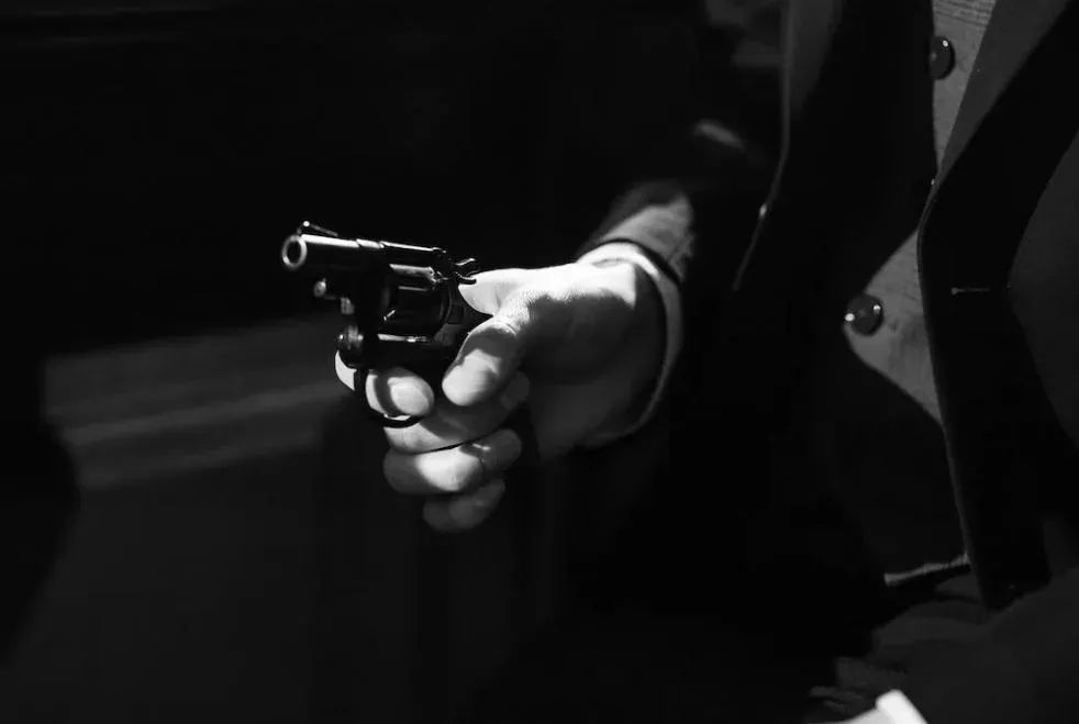 台中娛樂大亨柳東坡在大白天,遭人騎車開槍射殺。(圖/pexels)
