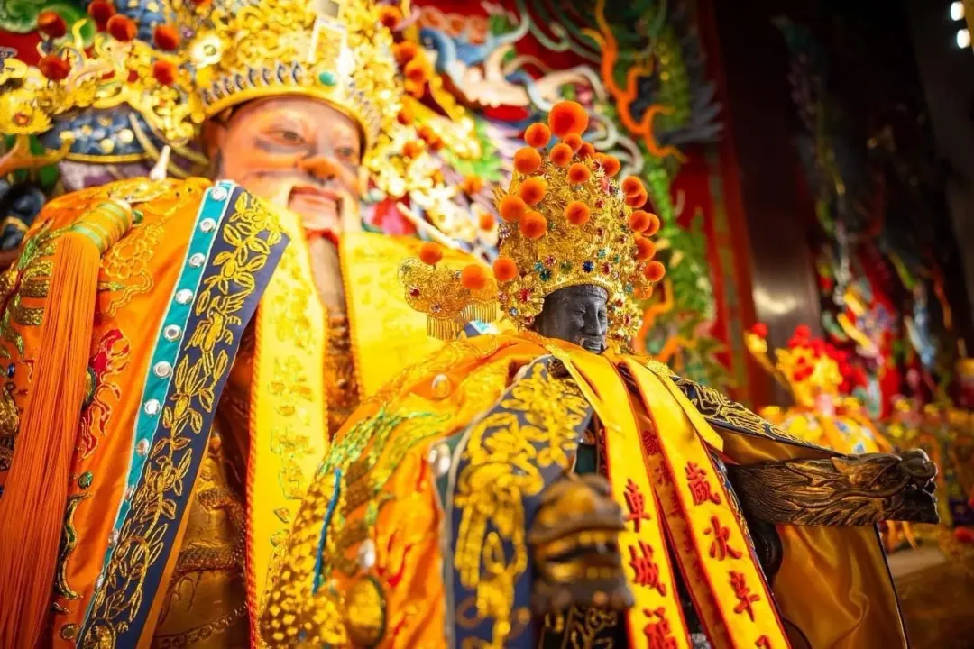 車城福安宮的土地公相傳清朝時受乾隆皇帝褒封並賜王冠、龍袍，也是全台唯一穿龍袍的土地公。（圖／翻攝車城福安宮開基福德正神祖廟 ）