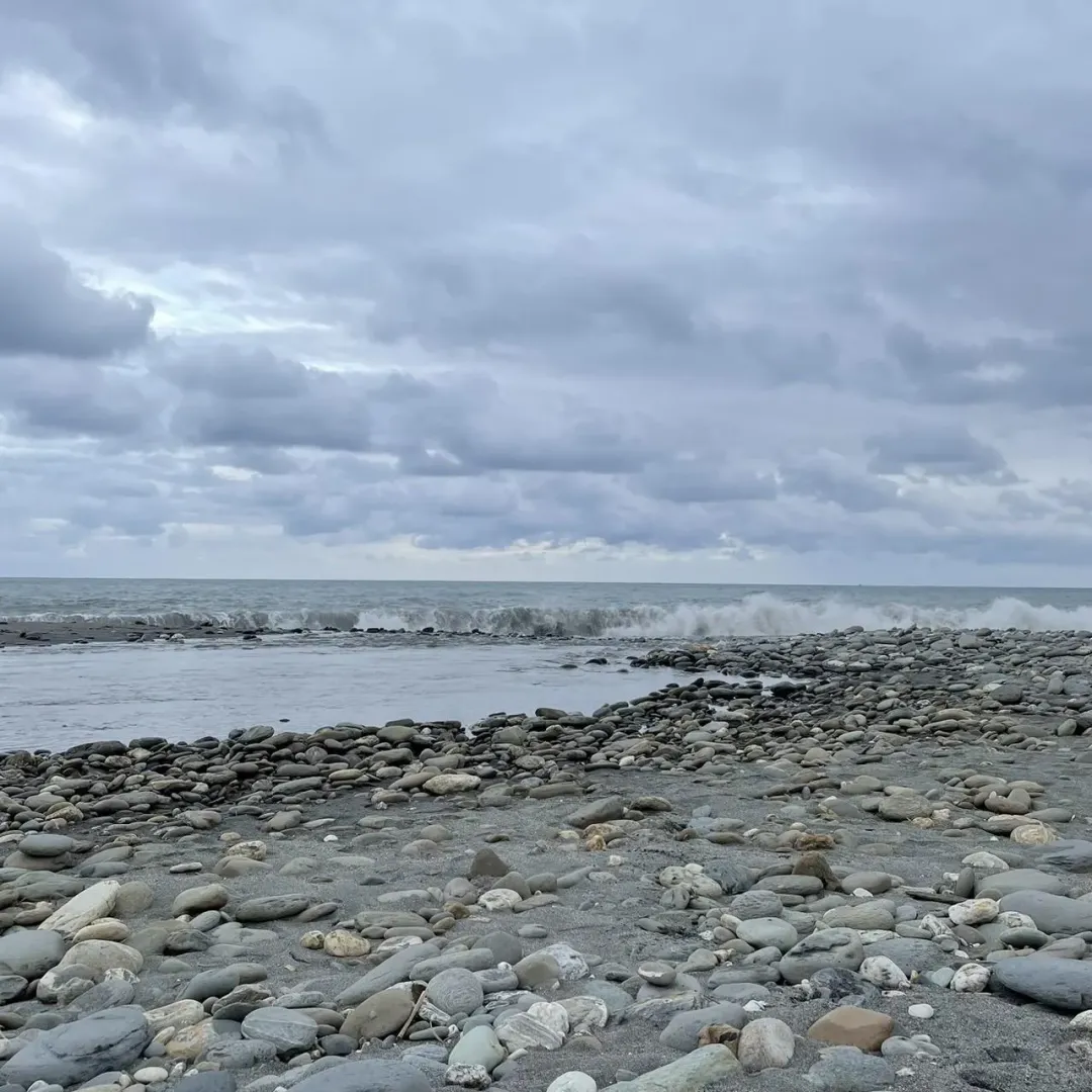 台東海濱公園因為地理關係,海灘上多有河川沖刷入海的礫石。(圖/記者高珞曦攝)