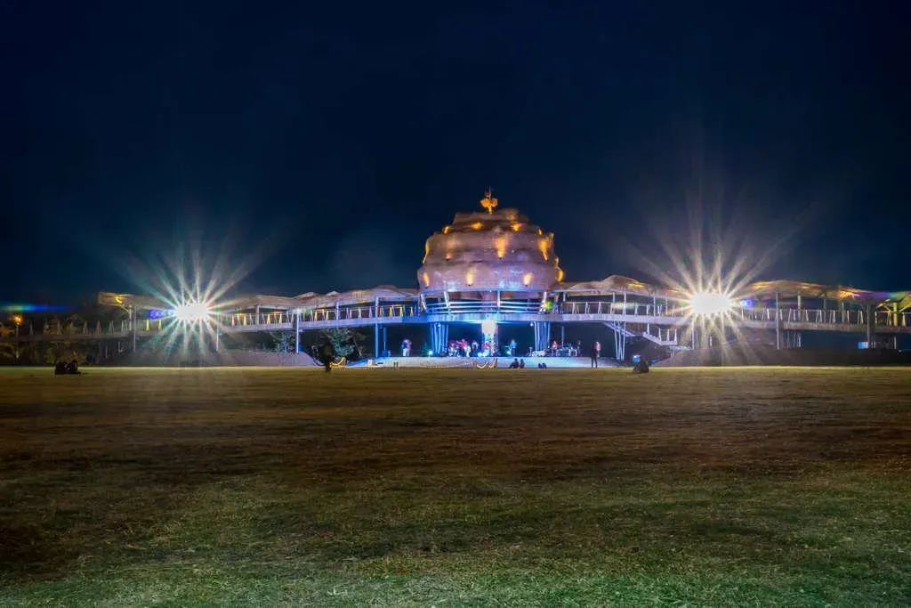 台東海濱公園不只白天的日出、海景可看,晚上還有光雕音樂表演秀。(圖/翻攝自台東觀光旅遊網)