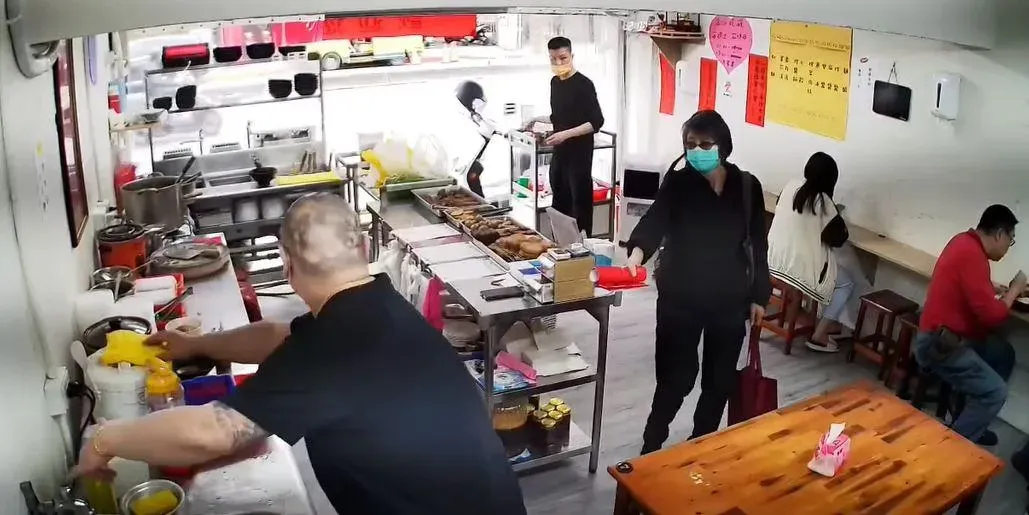 前第一夫人周美青親自送春聯給在地麵館。(圖/翻攝自鍾沛君臉書)