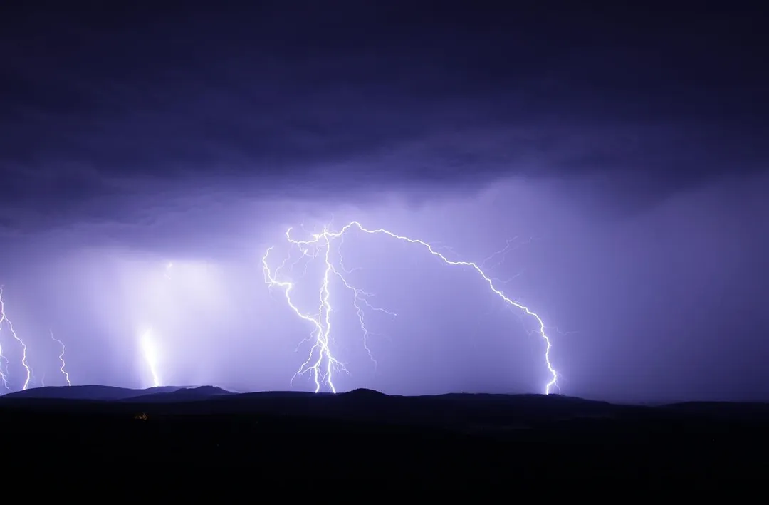 專家解釋黑影為雷暴單體中雲閃現象。（示意圖／pixabay）