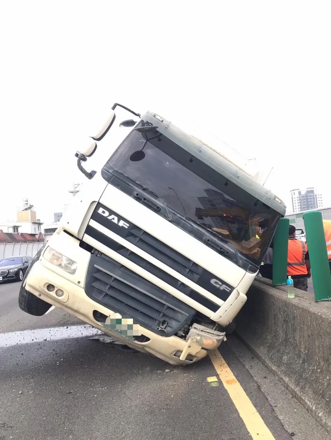 今天3日上午8點國道10號高雄鼎金系統路段發生砂石車翻覆意外。(圖/警方提供)