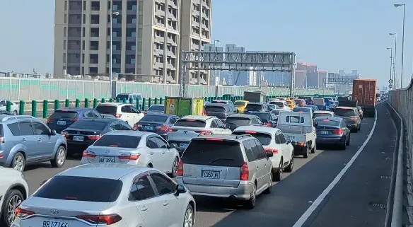 砂石車翻覆造成後方車輛回堵。(圖/警方提供)