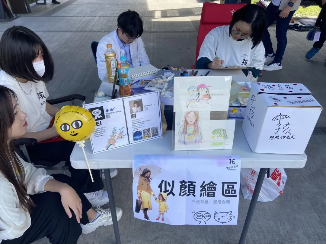 北教大藝設系學生和插畫家Rei在活動現場幫大家畫似顏繪。（徐妮妮提供）