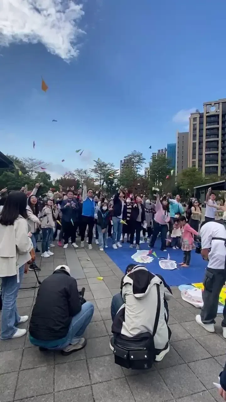 活動尾聲，家長和小朋友們把對校園安全的期望寫在紙飛機上射向天際。（徐妮妮提供）
