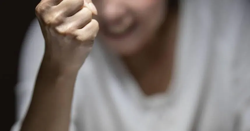 有名婆婆透露,在得知媳婦娘家在婚前送了間房子給她後,都會要求她可以把兒子的名字也加進去。(示意圖/Unsplash)