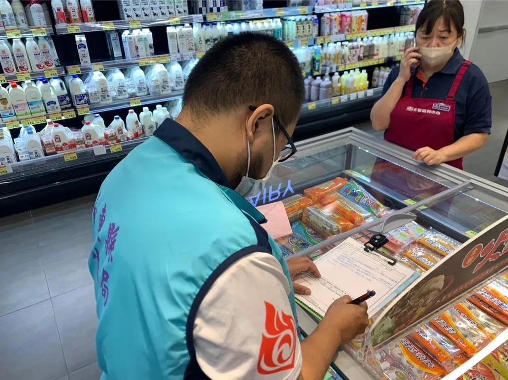 切勿購買來路不明、標示不清產品,注意肉品儲存環境,避免高溫久放,以防食物變質。