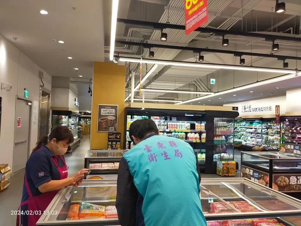 因應國產豬肉檢出瘦肉精,台東衛生局昨(3)日稽查包含台糖蜜鄰超市及全聯購物中心等7家相關通路。(圖/台東縣衛生局提供,下同)