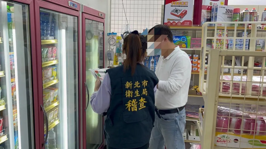 新北市稽查台糖特約專櫃門市台糖豬肉產品販售情形。(圖／新北市衛生局提供)