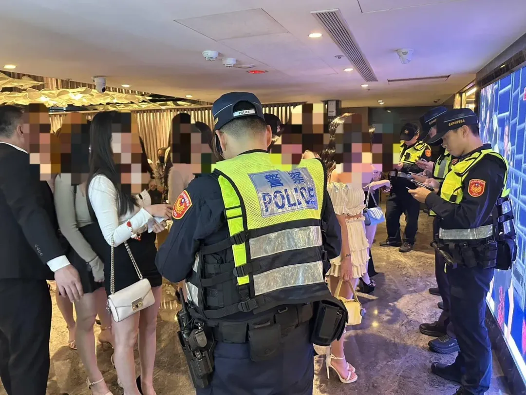 警方到酒店臨檢,查獲一名酒店妹是失蹤人口。(圖/翻攝畫面)