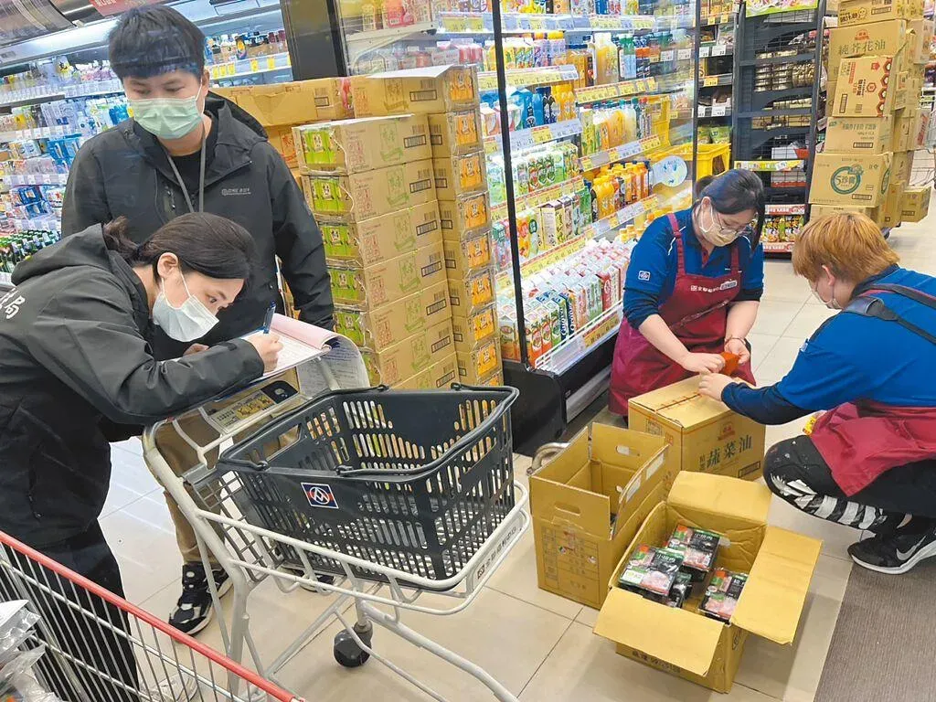苗栗縣預防性下架622件信功肉品。(圖/苗栗縣衛生局)