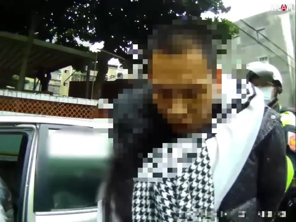 聽到呂男說「我不會出來了」，女友上前深情擁抱回「我等你」。（圖／翻攝畫面）