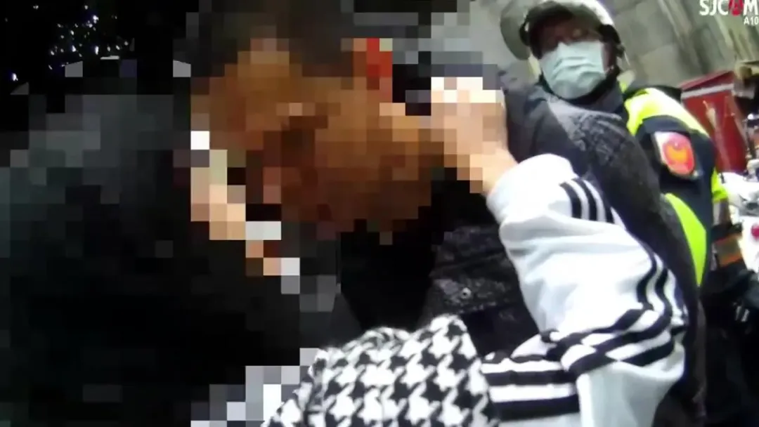 呂男要被警方帶走時，女友依偎著他捨不得離開。（圖／翻攝畫面）