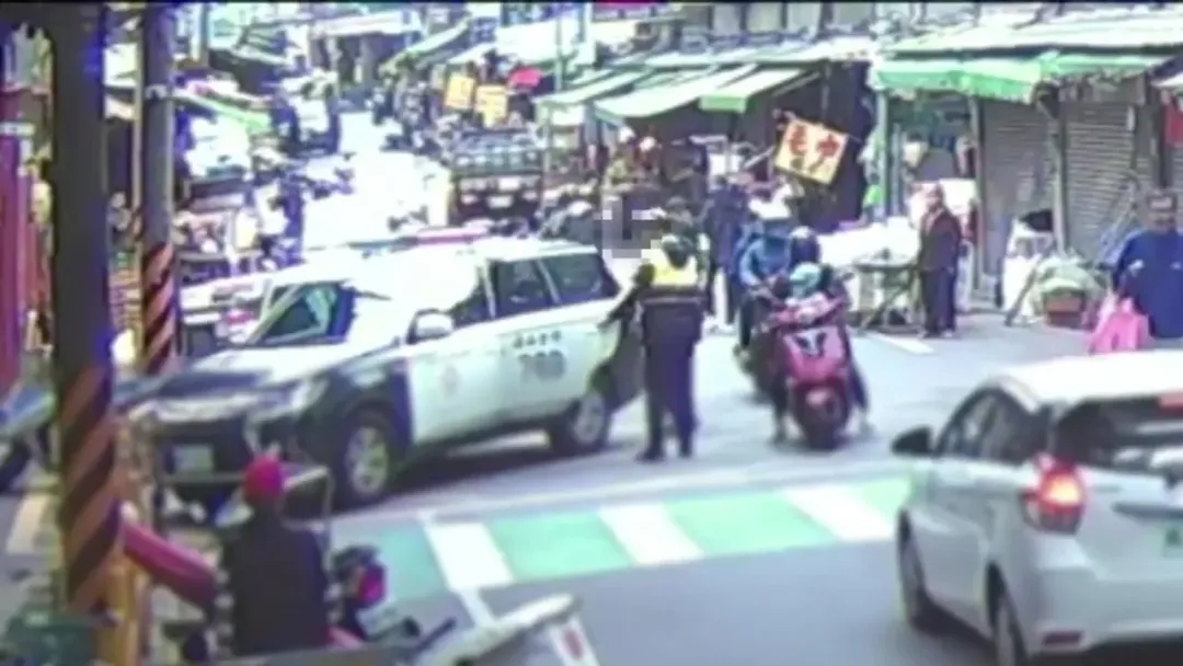 警方接獲檢舉違停，到場意外逮到通緝犯。（圖／翻攝畫面）