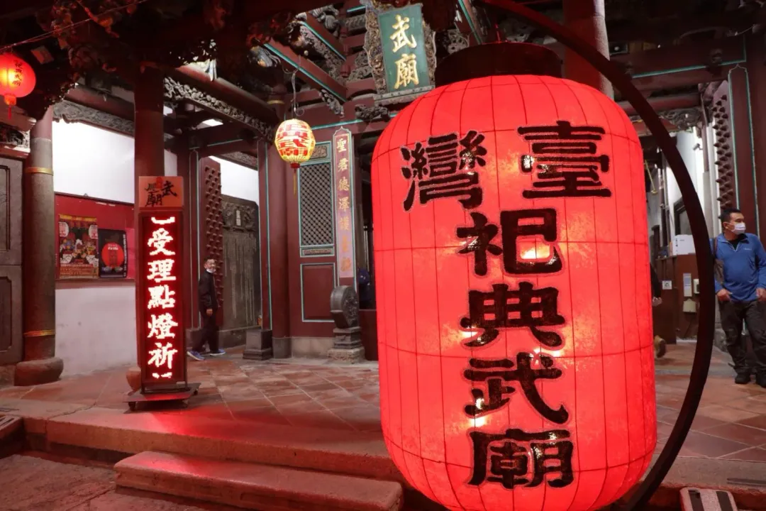 埕南燈區廟宇部份由傳統的大紅燈籠做串接。（圖／翻攝畫面）