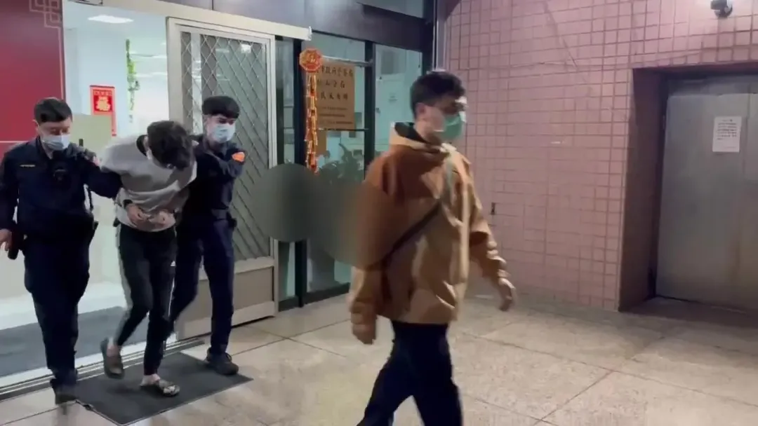 警方上門拘提飆仔，飆仔被上銬逮捕，嚇得雙腿發軟。（圖／翻攝社會事新聞影音）