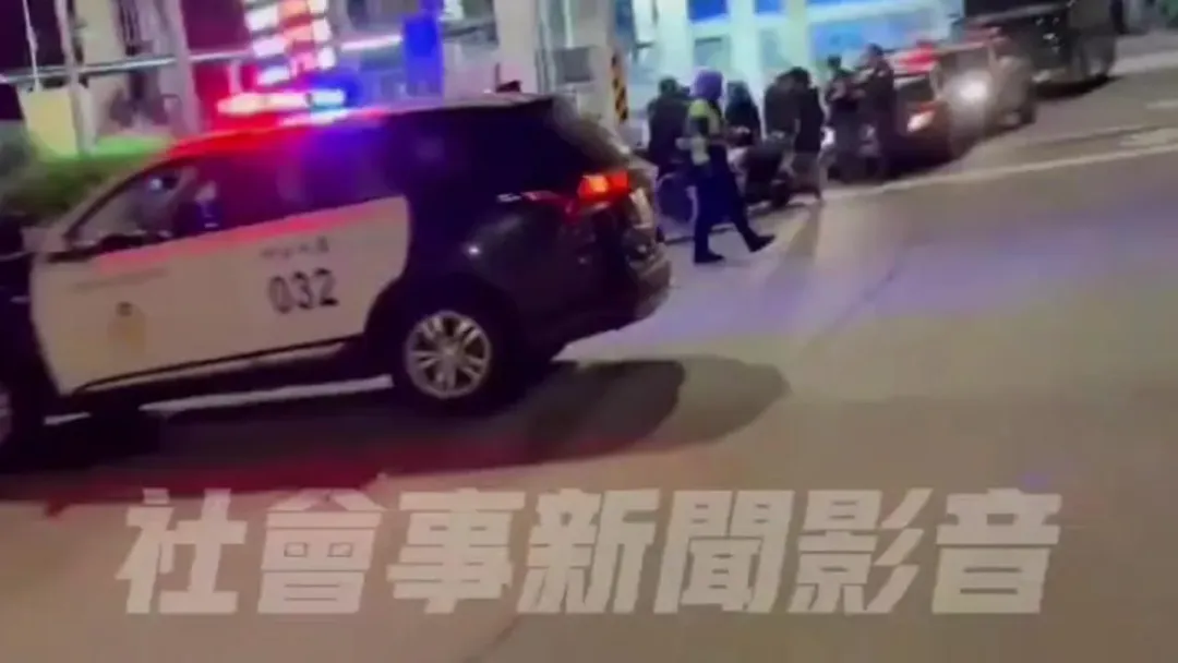 警方獲報到場，飆仔一哄而散。（圖／翻攝社會事新聞影音）