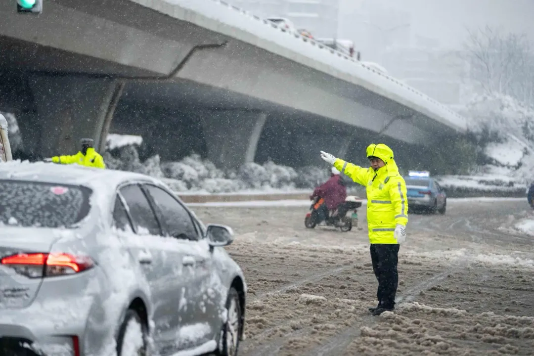 雨雪天氣已造成春運交通嚴重受阻。(圖/新華社)