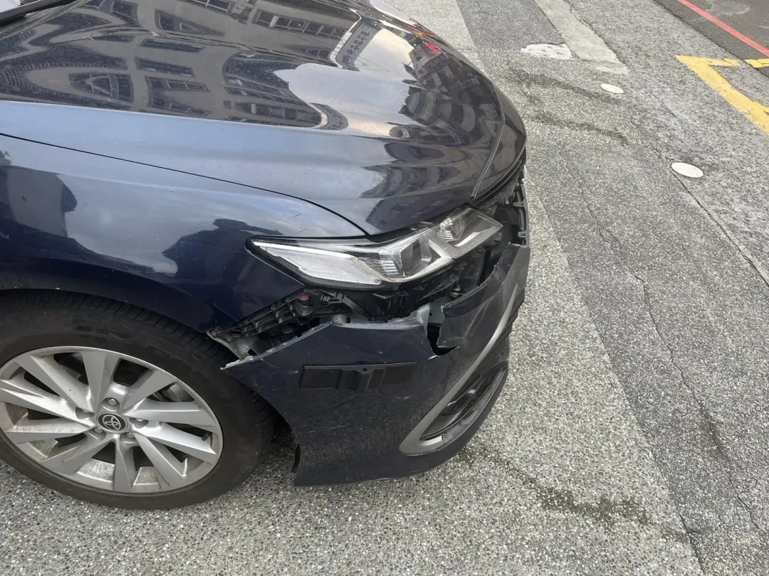 警車右前方被撞到。(圖/中天新聞)