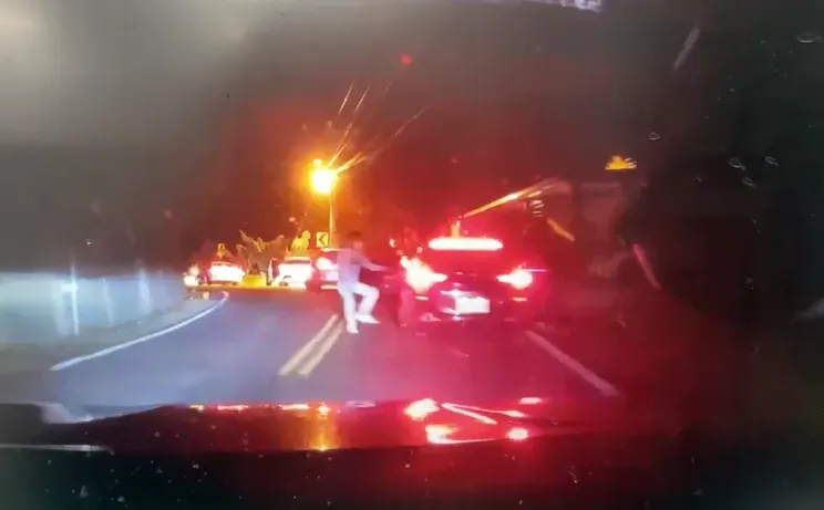 台中市東勢發生行車糾紛,員警獲報抵達後7車人馬瞬間鳥獸散。(圖/中天新聞)