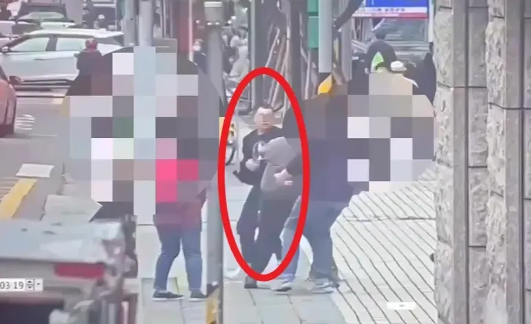 黃男爆打陳沂後遭熱心民眾制止,全案移送後被檢方諭令5萬交保。(圖/翻攝畫面)
