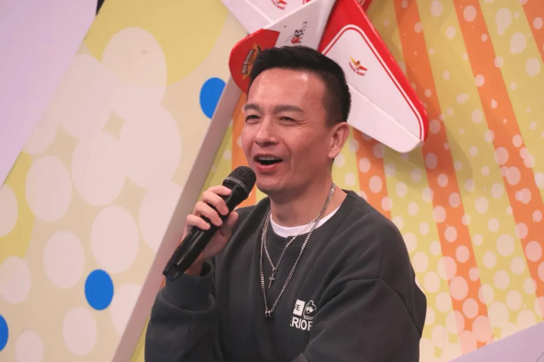 小鐘的誇張主持經歷，讓他差點在尾牙界被「封殺」。（圖／中天綜合台提供）