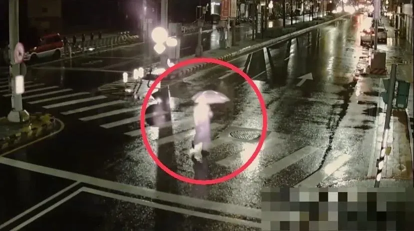 嫌犯刻意穿著雨衣準備犯案。(圖/翻攝畫面)