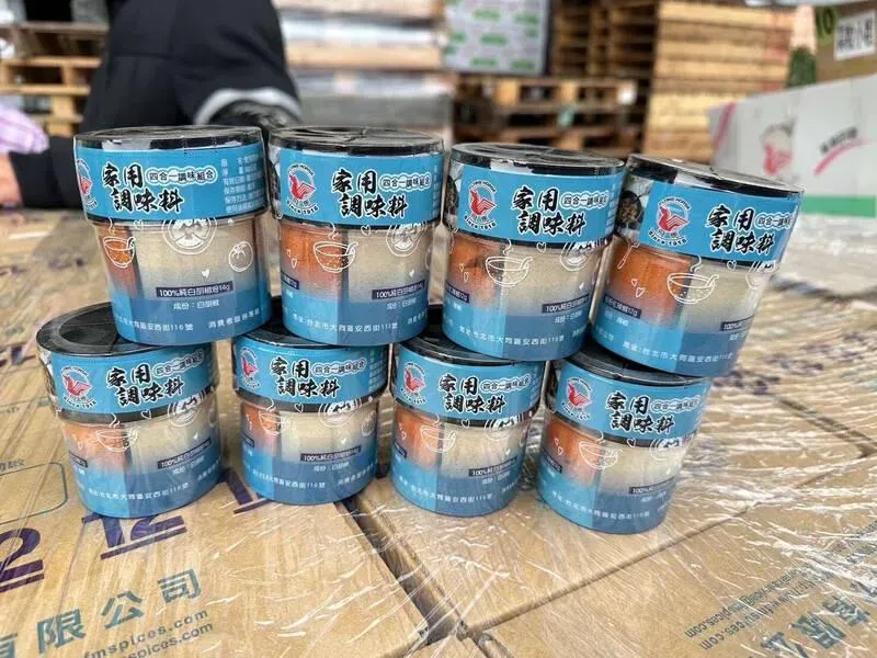 雲林某食品公司銷售的「家用四合一調味料組合細粉紅辣椒」產品，驗出禁用的工業用染料「蘇丹色素3號」。（圖／雲林縣政府提供）