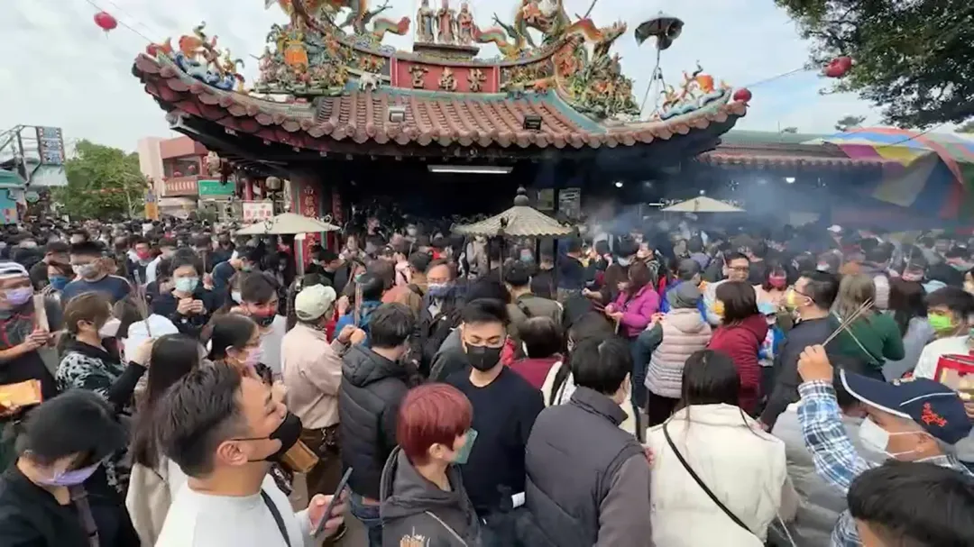 南投竹山紫南宮每年都有大批信眾前來求財，事後都會「歸還」更多財寶酬謝神明。（示意圖／中天新聞）