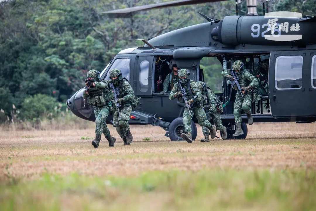 特戰部隊與陸航UH-60M黑鷹直升機實施「陸空聯訓」,進行機動抵達目標及機降演練。(圖/軍聞社)