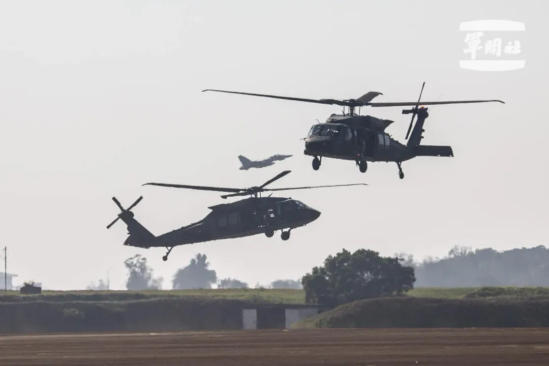 特戰官兵搭乘陸航UH-60M黑鷹直升機,執行空中突擊作戰。(圖/軍聞社)